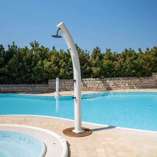 Doccia Solare SINED Dafne in Alluminio Bianca con Soffione Rotondo da 20 cm, Rubinetto Lavapiedi e Serbatoio da 35 Litri, Altezza: 226 cm – 1