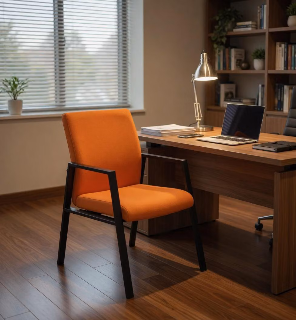 Sedia da conferenza, imbottita, colore arancione, con braccioli neri