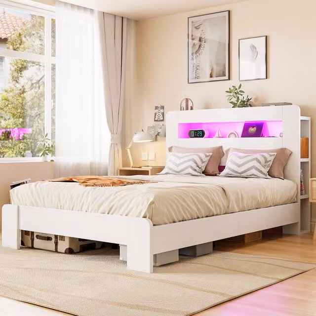 Letto REDOM moderno con testiera contenitore, illuminazione LED, prese USB e scomparti laterali in legno bianco, L/P: 140 x 200 cm