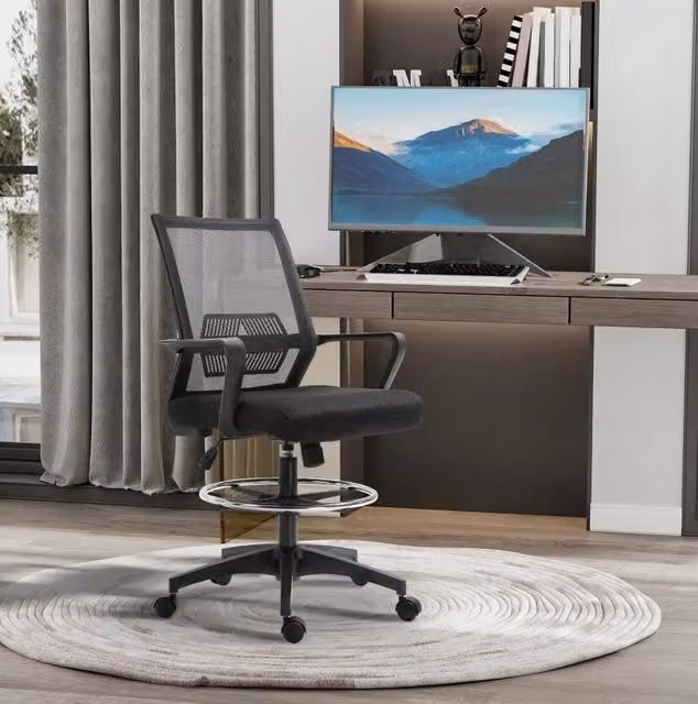 Sedia da ufficio ergonomica nera con poggiapiedi regolabile