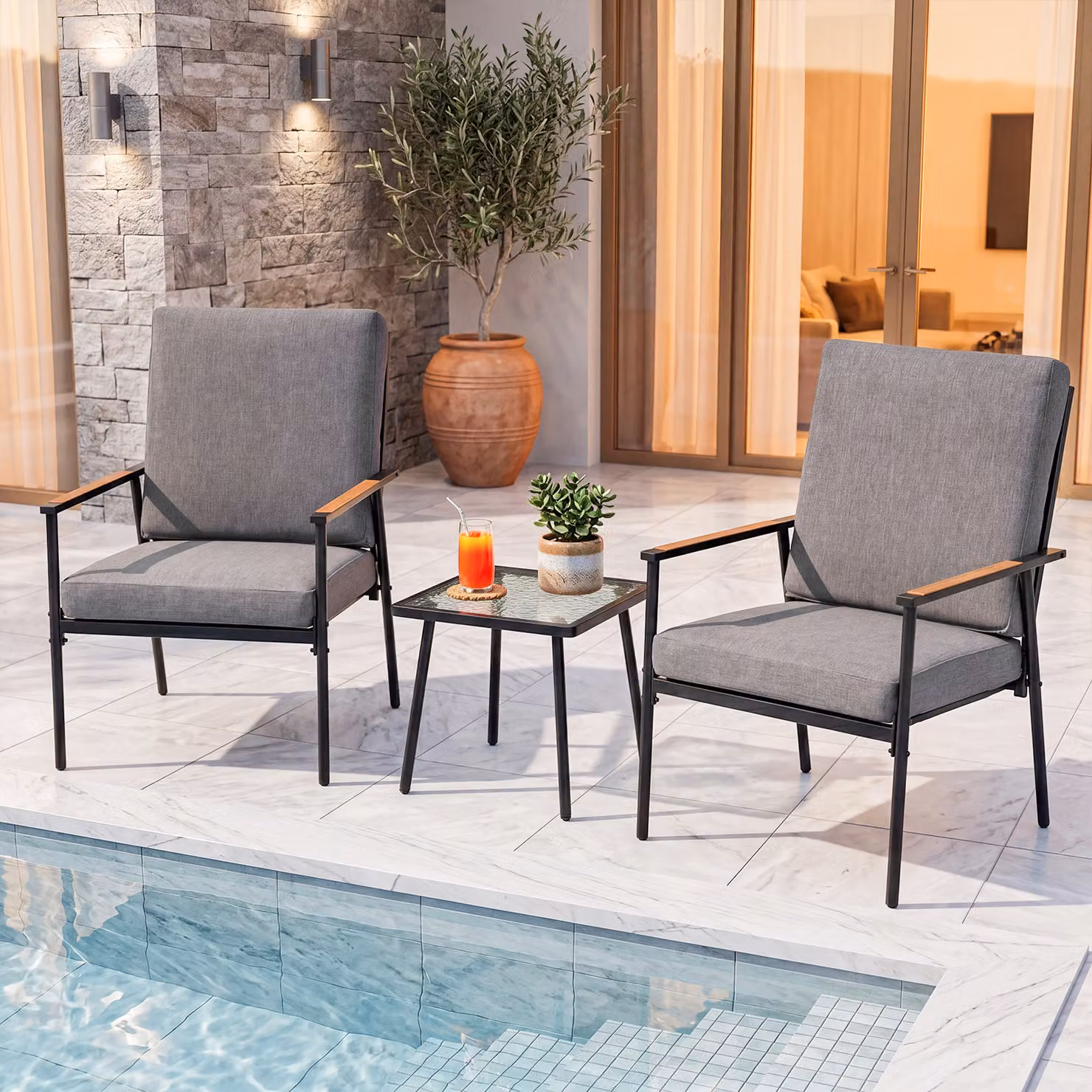 Set da giardino Costway composto da 3 pezzi con tavolo in vetro temperato e sedie con braccioli e cuscini morbidi, colore grigio, ideale per balcone, terrazza o cortile