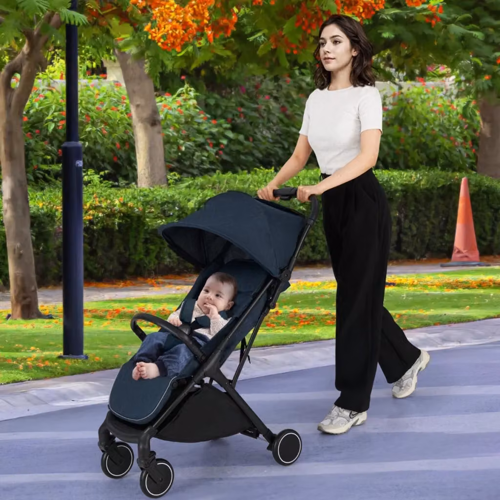 Passeggino leggero e portatile City Flat con chiusura con una mano e schienale reclinabile in blu scuro – 2