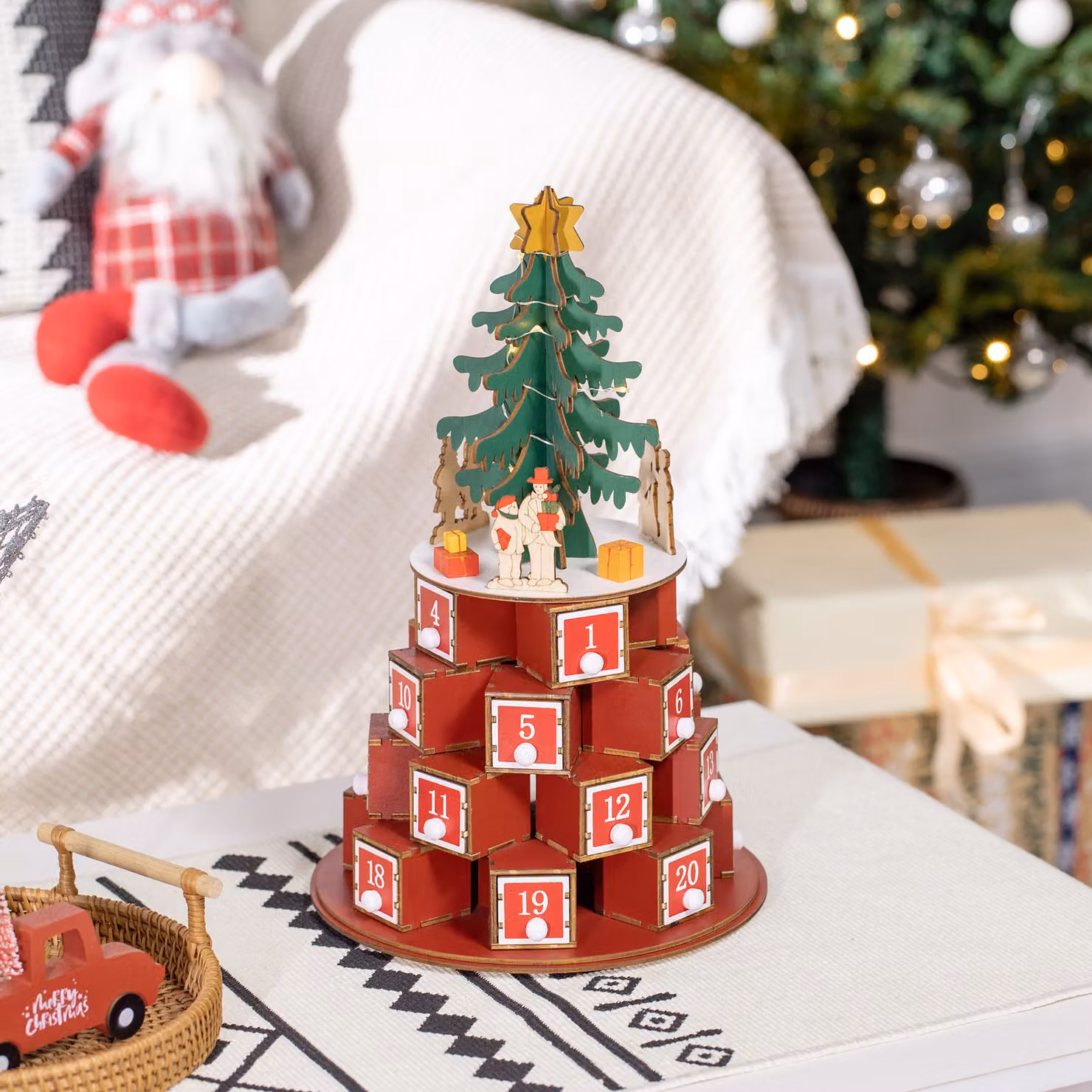 Calendario dell'Avvento di Natale a Cono HOMCOM con Motivi a Tema e 10 Luci a LED in Compensato, Colori Rosso, Verde e Giallo, L/P/H: 22 x 22 x 35 cm – 2
