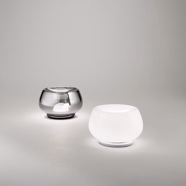Lampada da tavolo LED Perenz con design moderno in vetro e metallo, dimmabile, colore bianco e fumé specchiato