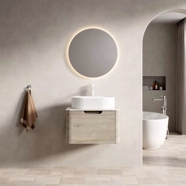 Mobile lavabo sospeso 60 cm con lavandino ovale bianco, piano in pietra sinterizzata travertino, bordi curvi, mobile in compensato con cassetto, finitura legno quercia crema, preassemblato