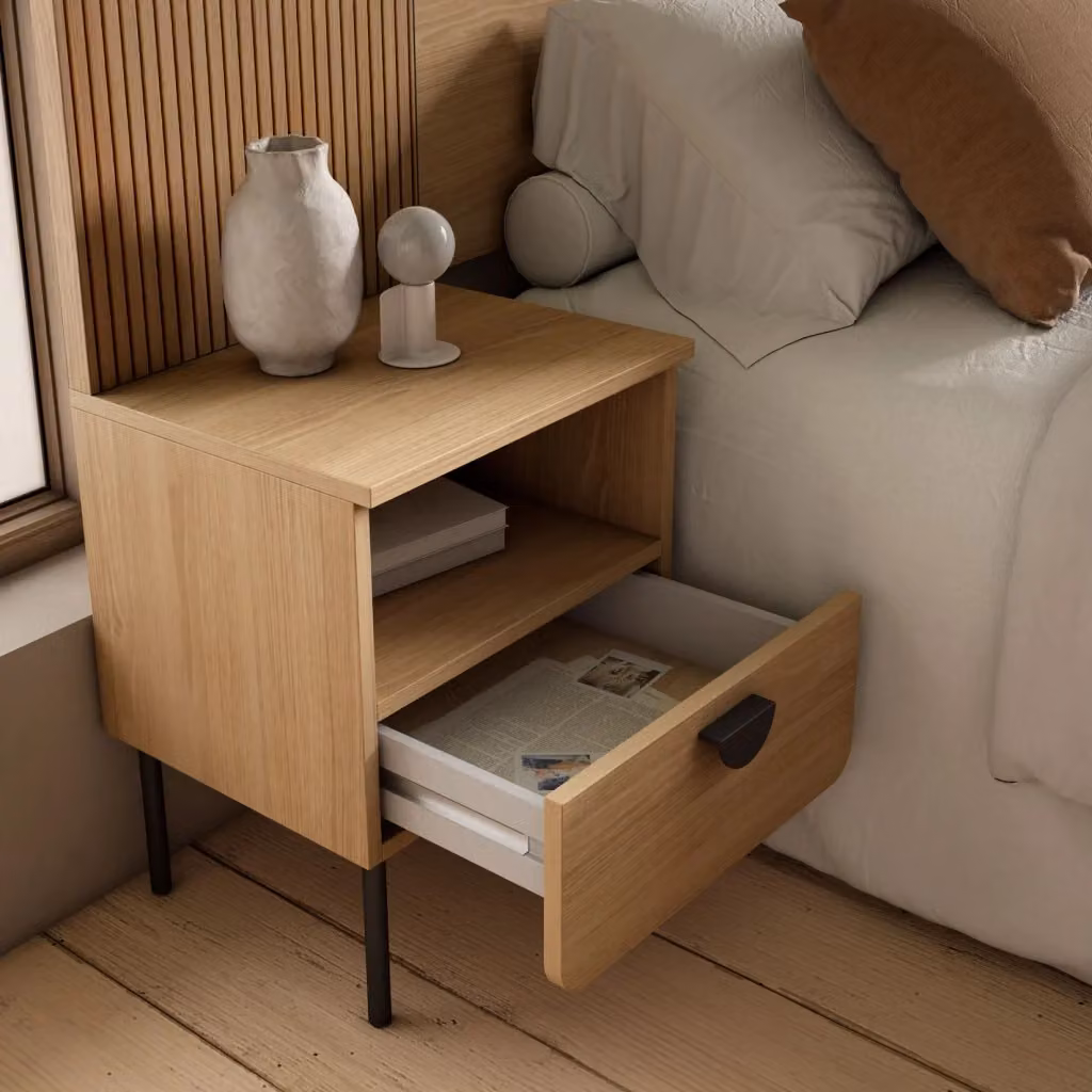 Comodino Herdasa con 1 cassetto in rovere e finitura dorata L: 55 cm, P: 40 cm, H: 34 cm – 2