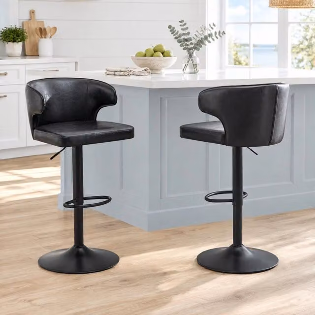 Set di 2 sgabelli da bar MIVRAY girevoli a 360 gradi regolabili in altezza, rivestimento in similpelle nera e base in metallo con poggiapiedi