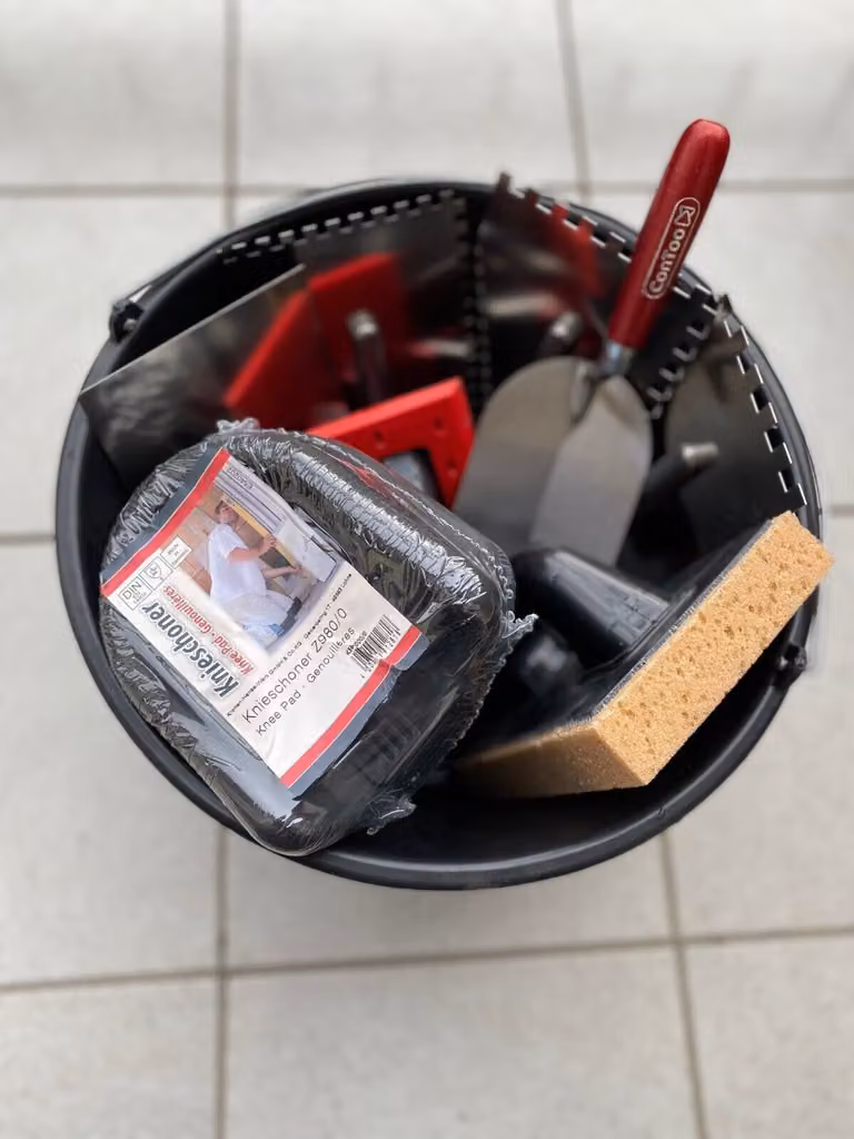 Set per piastrellisti Secchio da costruzione da 9 pezzi 16L cazzuola dentata Manico in legno Lavagna Ginocchiere Nero Tavola di giunzione ConToo CT02