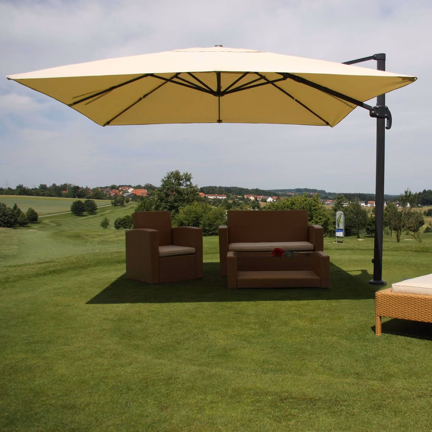 Ombrellone a semaforo per la ristorazione MCW-A96, 3,5x3,5 m (Ø 4,95 m) in poliestere/alluminio, 25 kg ~ color crema, senza base