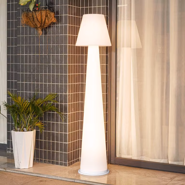 Lucande lampada LED per terrazza a batteria Gauri, bianca, 153 cm, IP44 Gauri Lucande, dimmerabile, Bianco / Opale, Plastica, Moderno