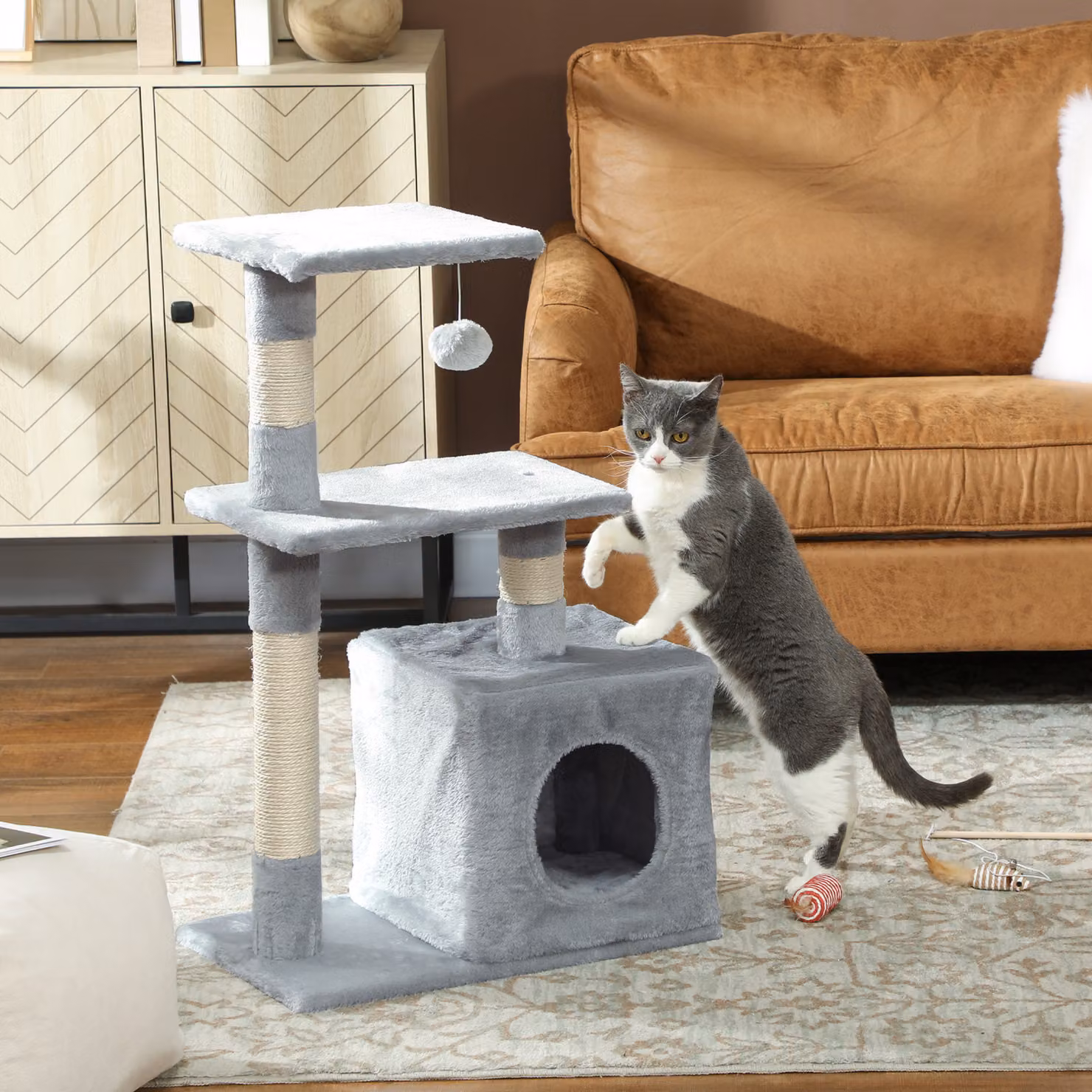 Tiragraffi per gatti PawHut con casetta, 2 piattaforme e pallina, in legno, sisal e peluche, Grigio, L: 50 cm, P: 30 cm, H: 81.5 cm – 2