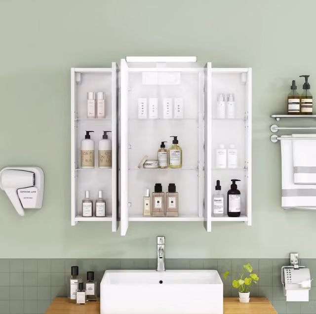 Specchiera da bagno a muro bianca da 80 cm con 3 ante, illuminazione LED integrata e presa francese
