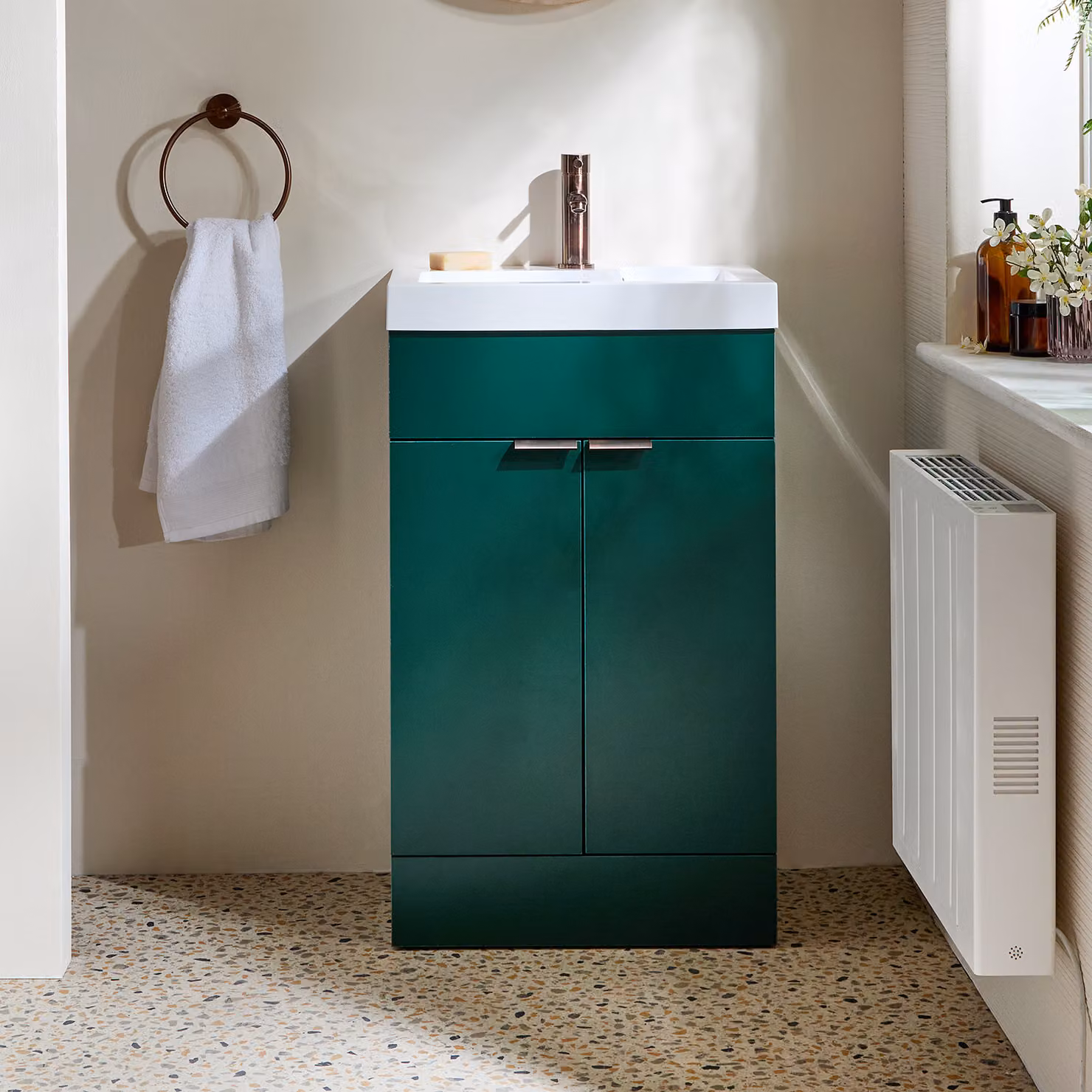 Mobile Bagno a Terra Verde Scuro da 500mm con Lavabo e Maniglie con Impugnatura a Dito in Bronzo Spazzolato - Cluo