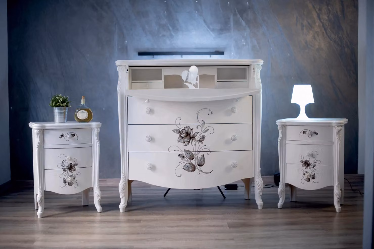 Set di 2 comodini classici in legno bianco decorato con motivi floreali Mobili 2G – 2