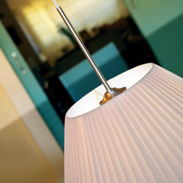 Lampada a sospensione Bover Mei Round bianca e argento con finitura in tessuto e metallo