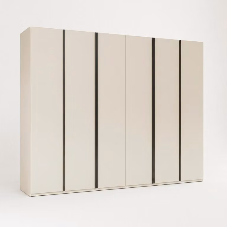 Armadio beige moderno, elegante, con ante a battente. Armadio