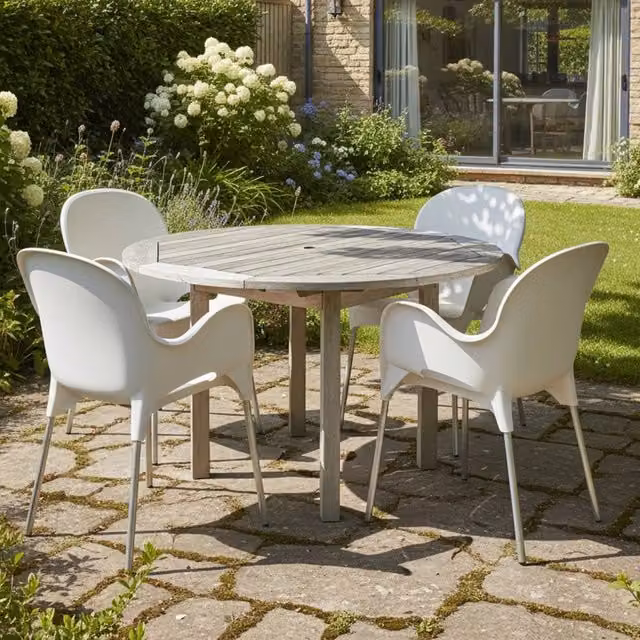 Set di 4 sedie da esterno Raimund DMORA beige, impilabili con braccioli per giardino e balcone