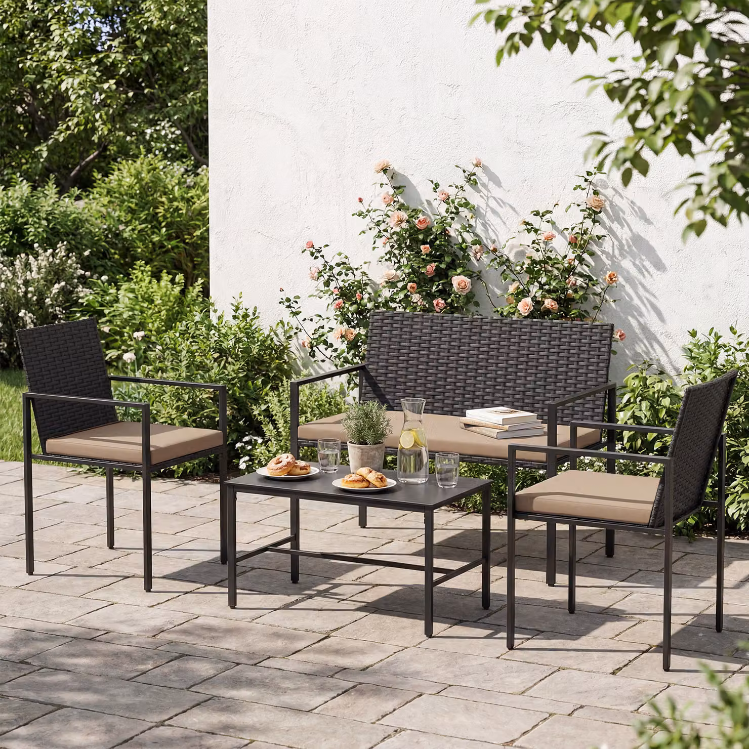 Set da salotto da giardino Costway a 4 pezzi in rattan con tavolino in vetro temperato e poltrone da esterno Giallo