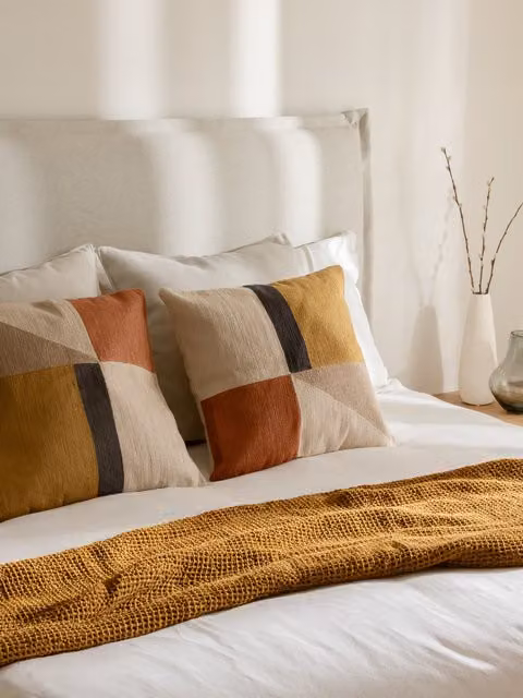 Set Hebe-Obi Kenay Home composto da 2 cuscini multicolore e plaid color tabacco con motivi grafici in cotone