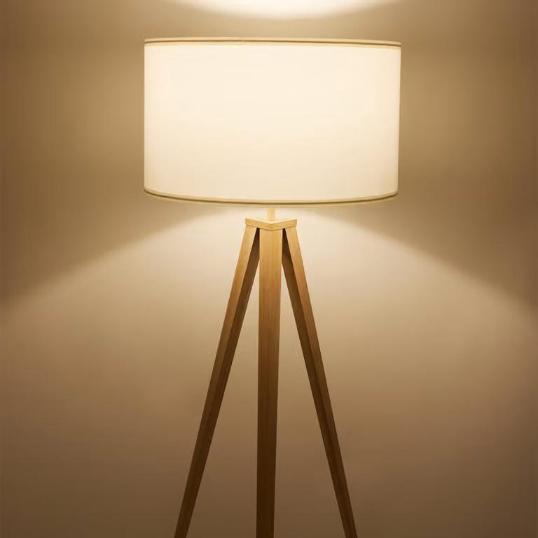 Lampada da terra Lunaris tectake con treppiede in legno rovere e paralume in tessuto marrone, H: 158 cm, L: 57 cm, P: 57 cm