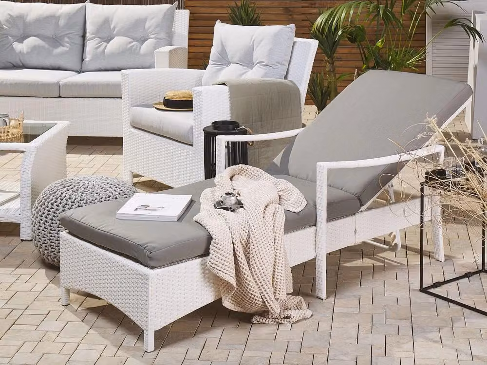 Lettino da esterno Beliani in polyrattan con schienale regolabile e cuscino in poliestere resistente ai raggi UV, disponibile in bianco o grigio – 2