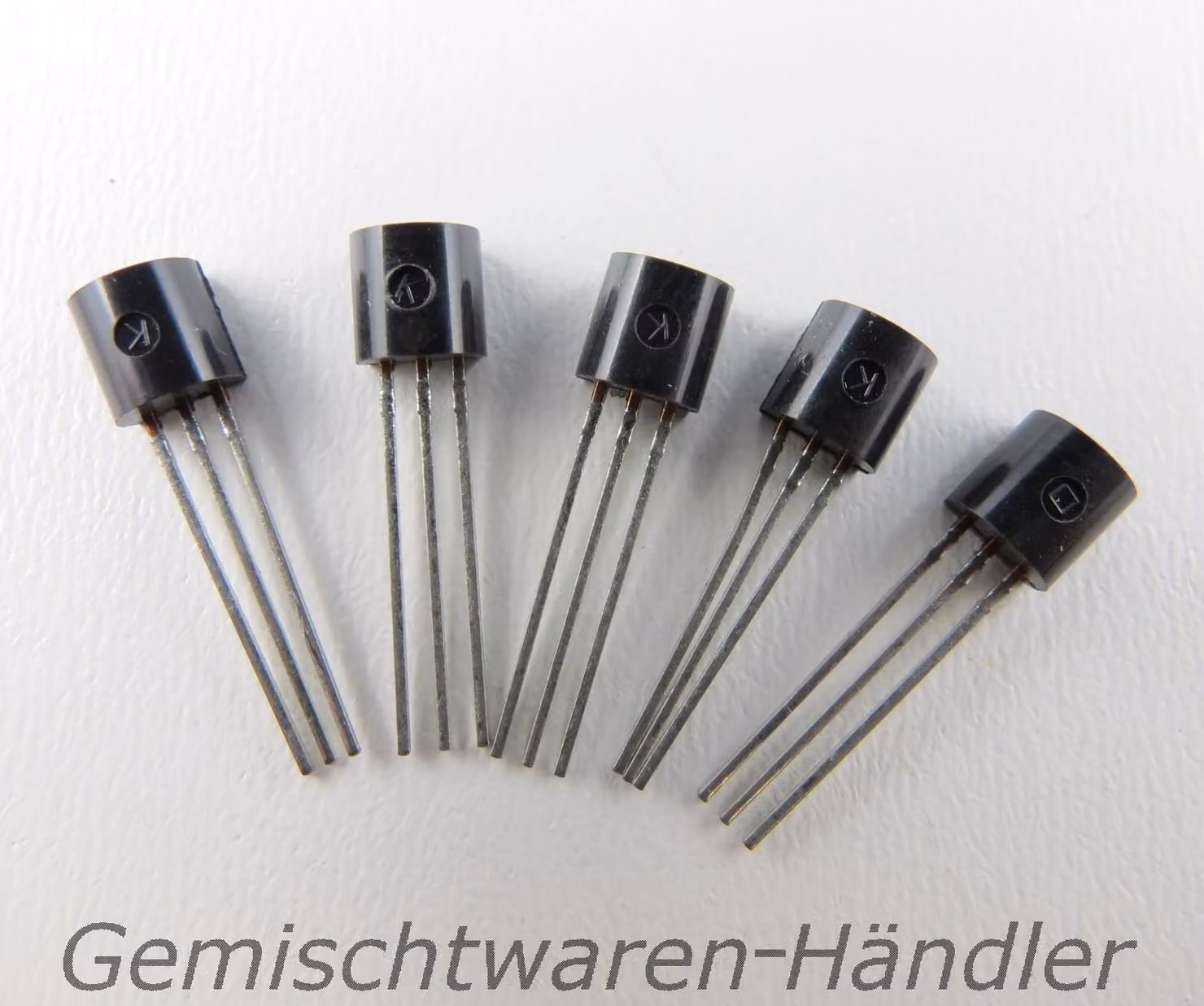 5 transistor BC548B bipolari NPN da 30 V, 100 mA, 500 mW in contenitore TO92