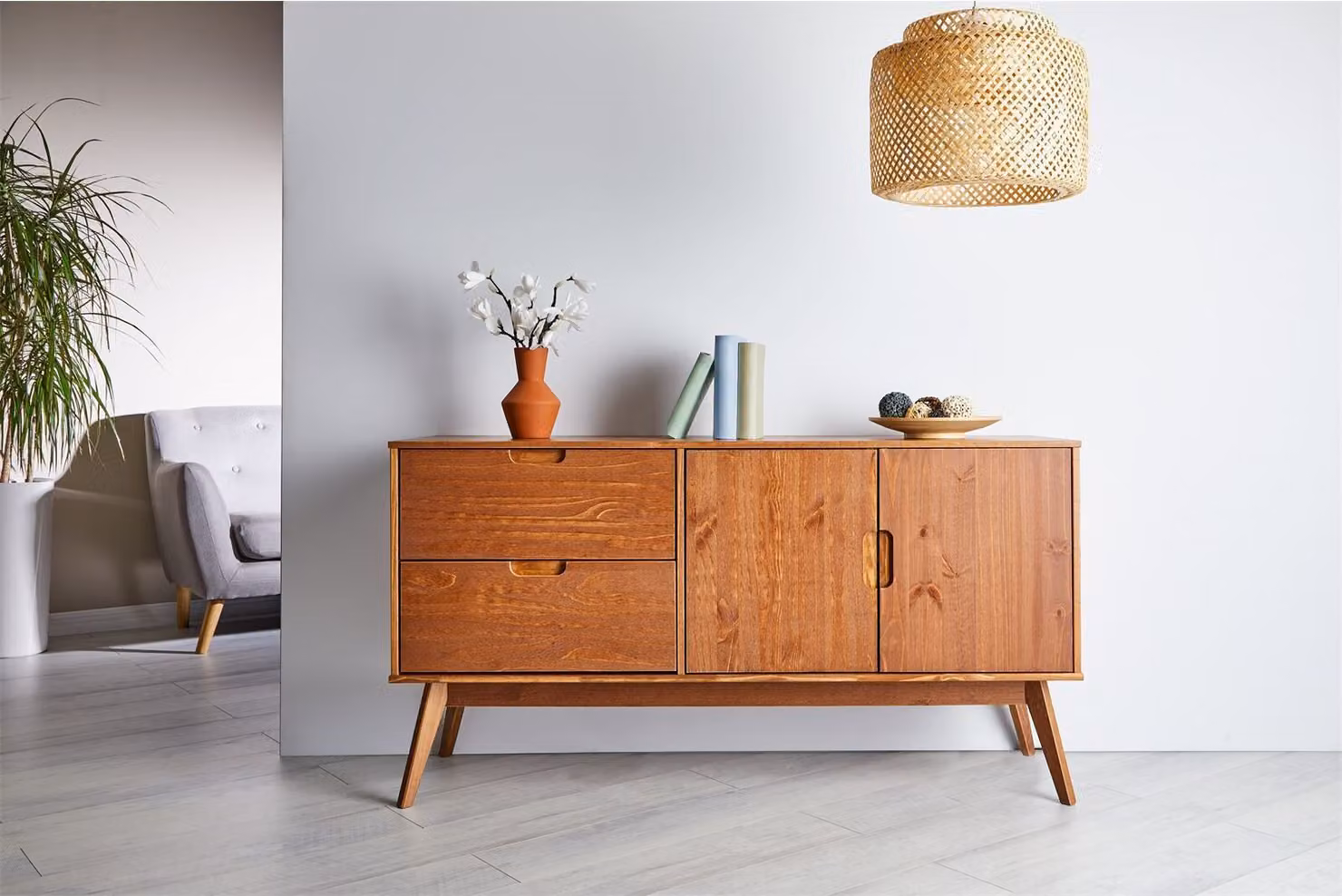 Credenza TIVOLI in stile scandinavo in legno massello color castagno, comò con 2 ante e 2 cassetti, credenza