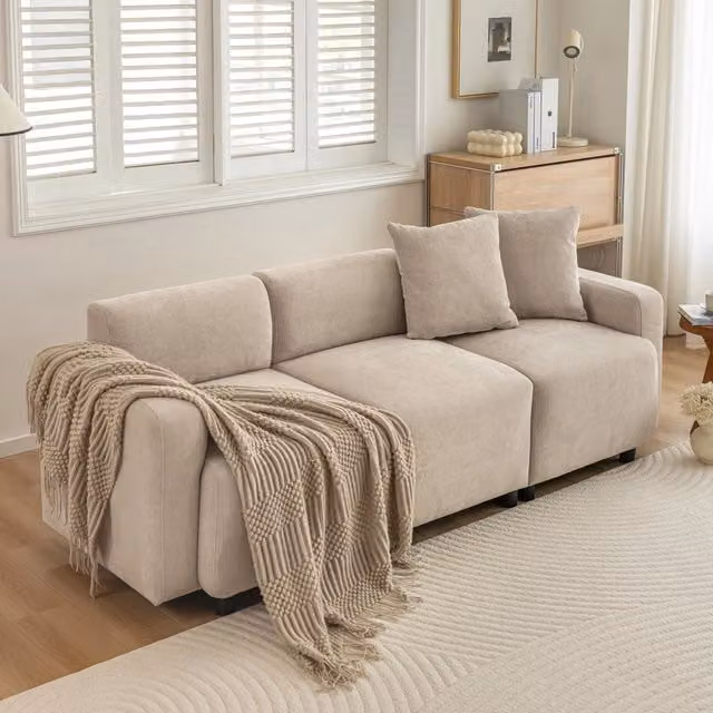 Divano a tre posti in ciniglia con schienale alto cuscini decorativi e braccioli arrotondati beige 211 × 67 × 71 cm