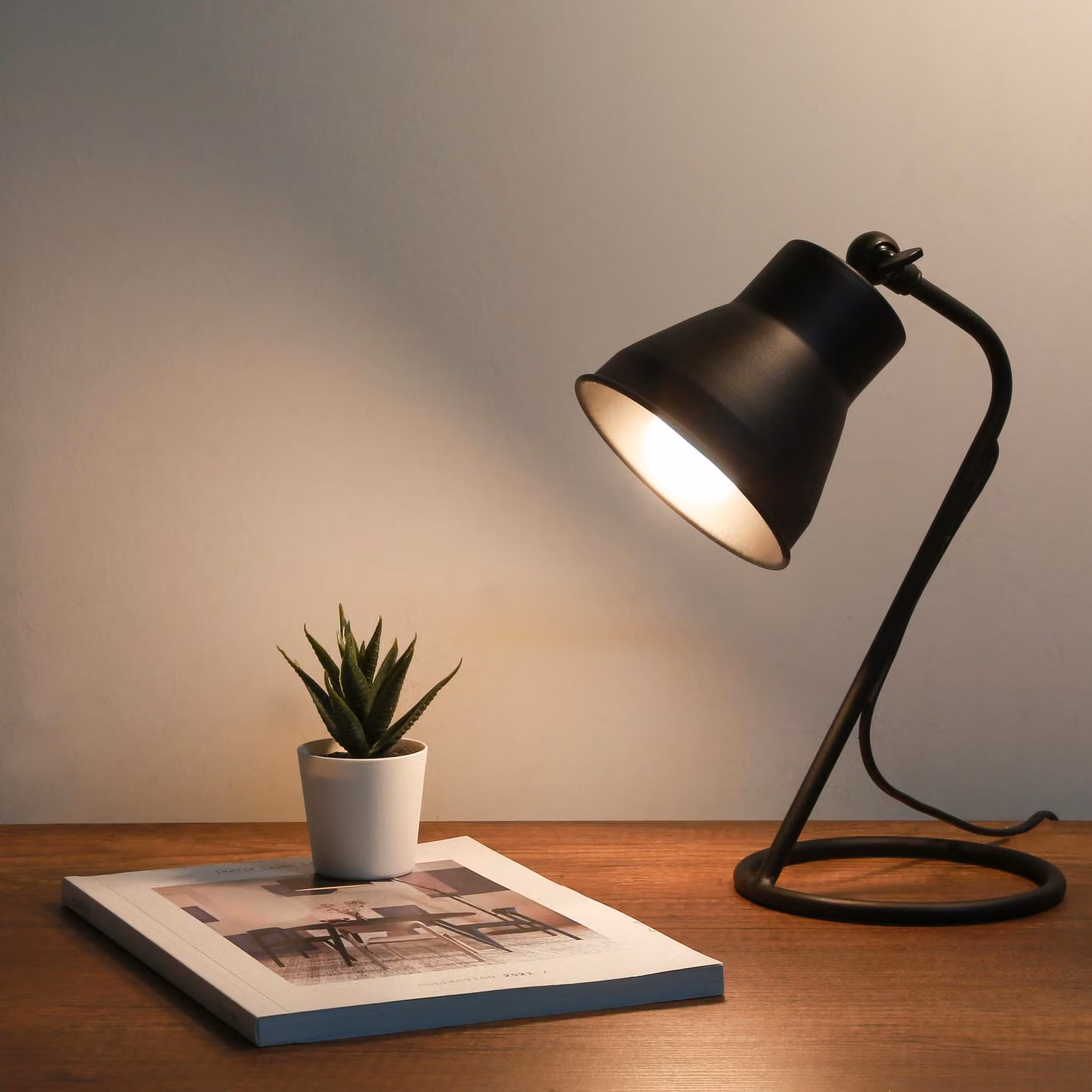Opviq, moderna lampada da tavolo interamente in metallo, nera, altezza 30 cm, cavo da 150 cm, attacco E14 max. 40 W, base 12 x 12 cm, elegante design industriale adatto a qualsiasi ambiente.