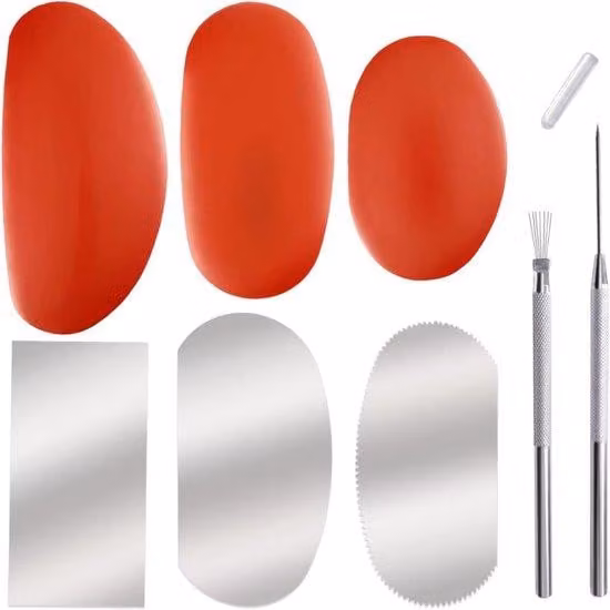 Tre modellatori in gomma e pietra di diverse dimensioni + tre estrattori per modellatori in pietra + un ago da Vetroceramica + uno strumento per dettagli con filo metallico e piuma per lavori di scultura