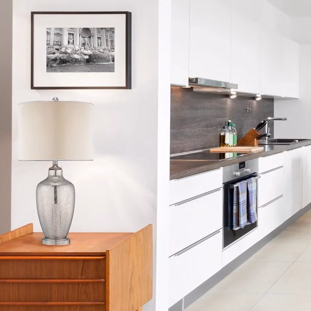 Lampada da scrivania contemporanea Quoizel Nicolls in vetro di mercurio color beige e argento con base in metallo e paralume in tessuto per ufficio e casa – 2