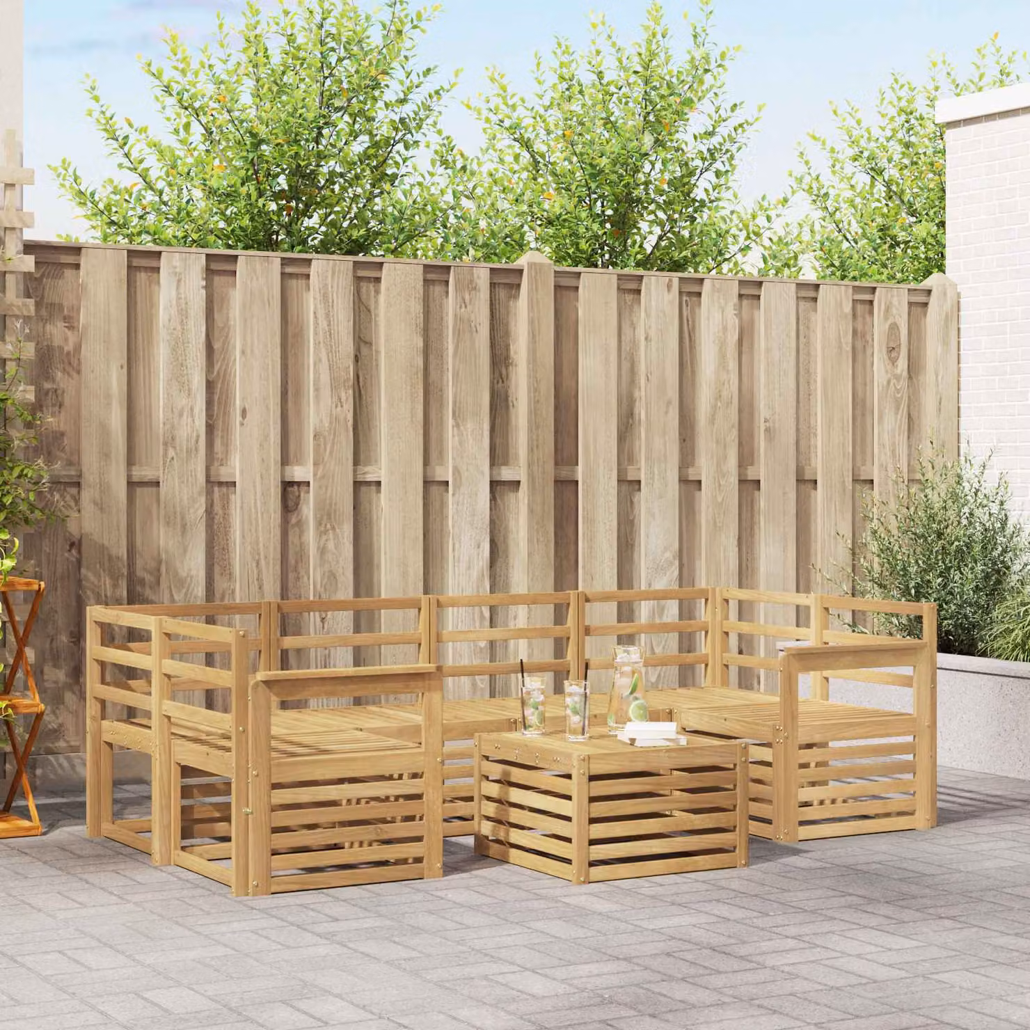 Set di divani da esterno vidaXL a forma di U in legno di acacia massello con cuscini bianchi e tavolo da caffè incluso
