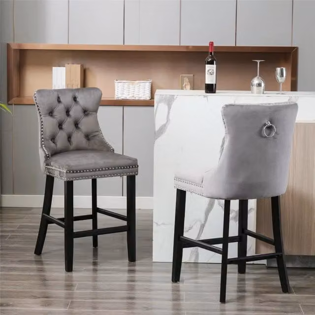 Set di 2 Sgabelli da Bar MINIMAL in Velluto Grigio con Gambe in Legno e Dettagli a Bottoni – 1