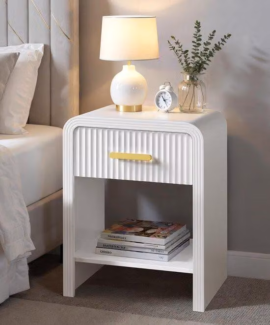 Scrivania bianca con cassetto e ripiano aperto, ideale per un arredamento elegante