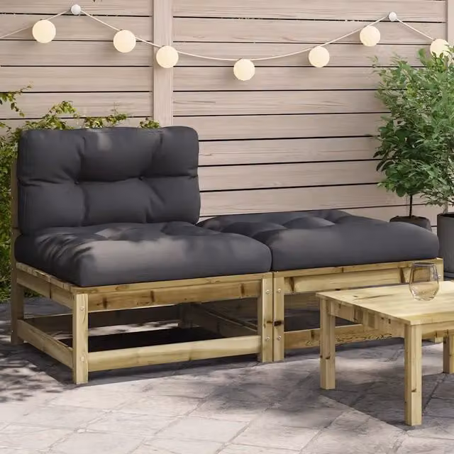 Divano da giardino Design Mania in legno di pino con cuscini e poggiapiedi coordinato, colore grigio antracite, L: 140 cm, P: 70 cm, H: 67 cm – 1