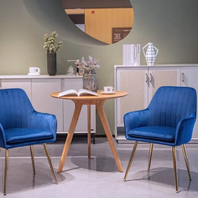 Set di 2 sedie da pranzo OKWISH con braccioli in velluto blu e gambe in metallo dorato per soggiorno e cucina