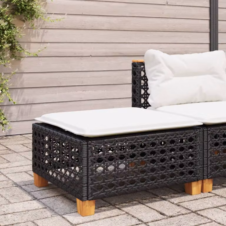 Sgabello da giardino vidaXL in polyrattan con cuscino nero e struttura in legno di acacia L/P/H: 63,5 x 56 x 32 cm