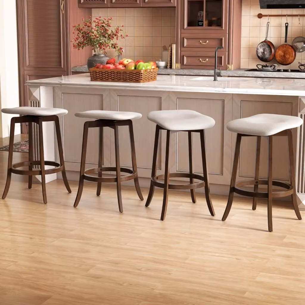 Set di 2 sgabelli da bar girevoli Design Mania in legno massello con seduta imbottita beige e poggiapiedi marrone – 2
