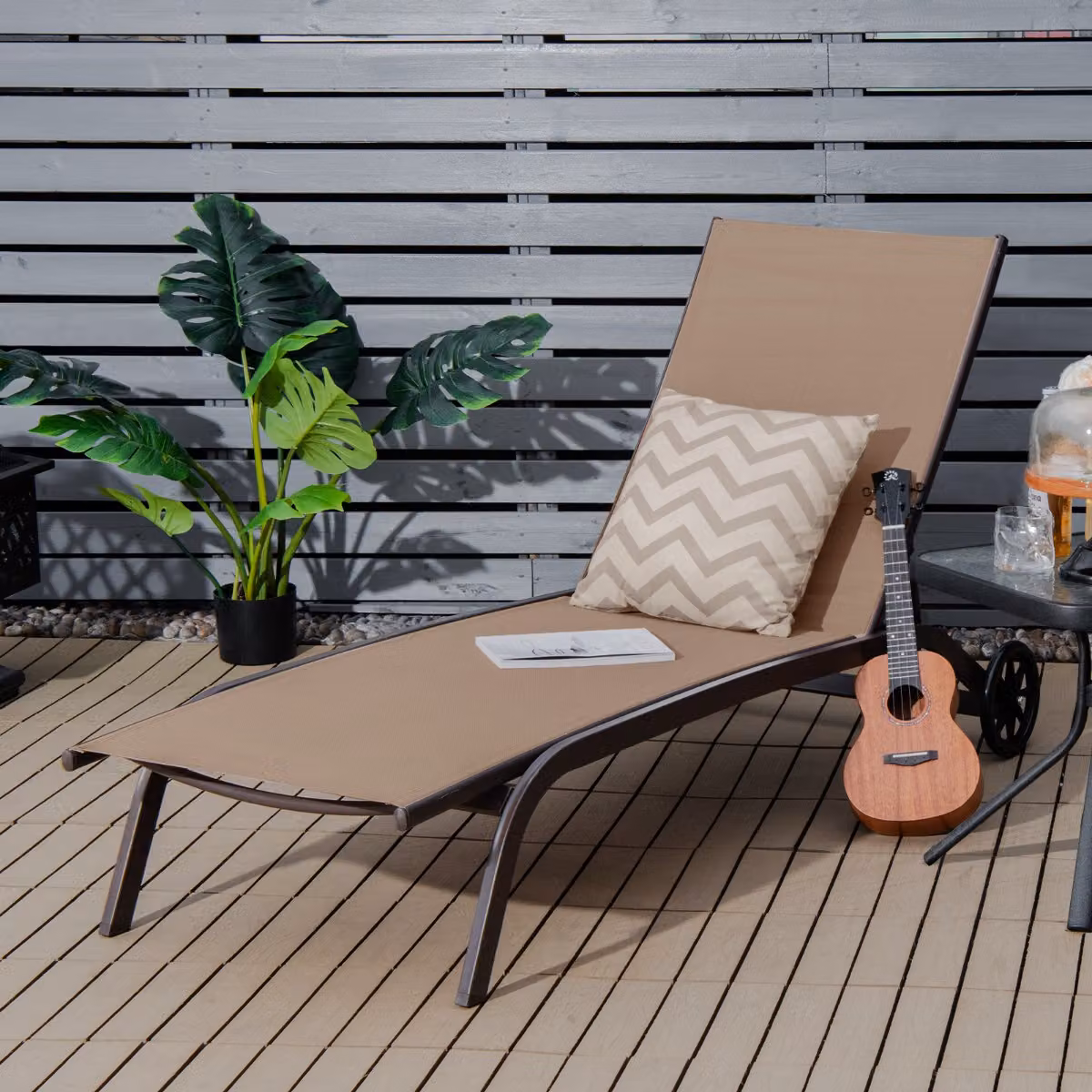 Costway Chaise longue regolabile con ruote e tessuto ad asciugatura rapida per giardino e piscina, Marrone