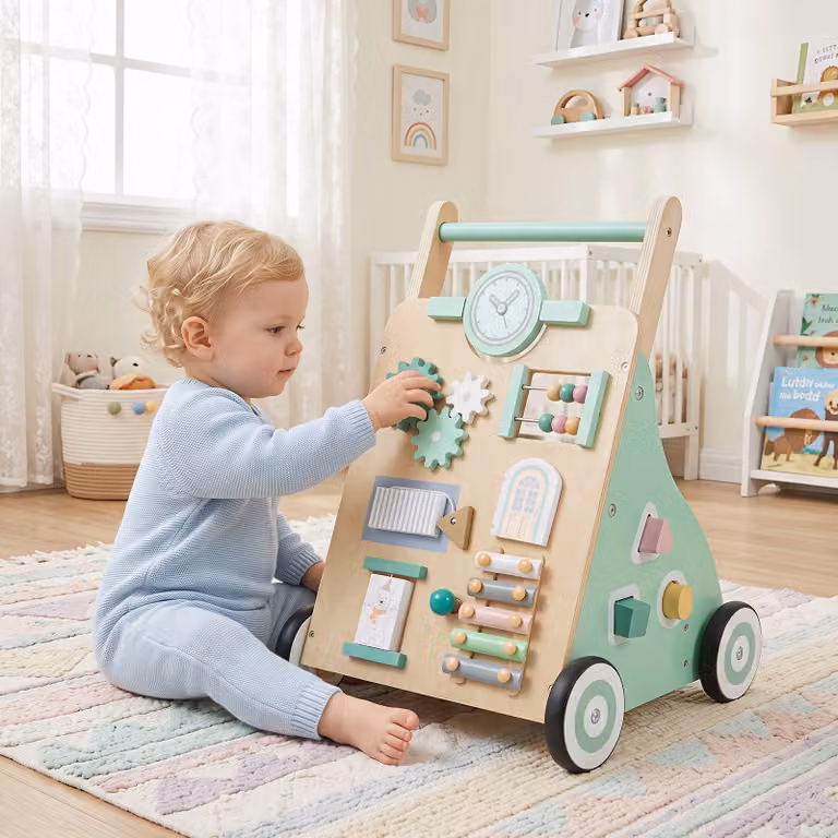 Carrello primi passi 2 in 1 Costway in legno multicolore con 9 giocattoli Montessori e scomparto portaoggetti per bambini dai 12 mesi in su