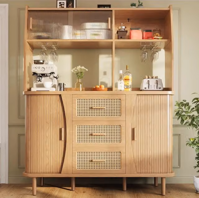 Credenza 140x40.5x174.5 cm con ante scorrevoli in vetro; 3 cassetti e ripiani aperti in MDF e metallo; naturale