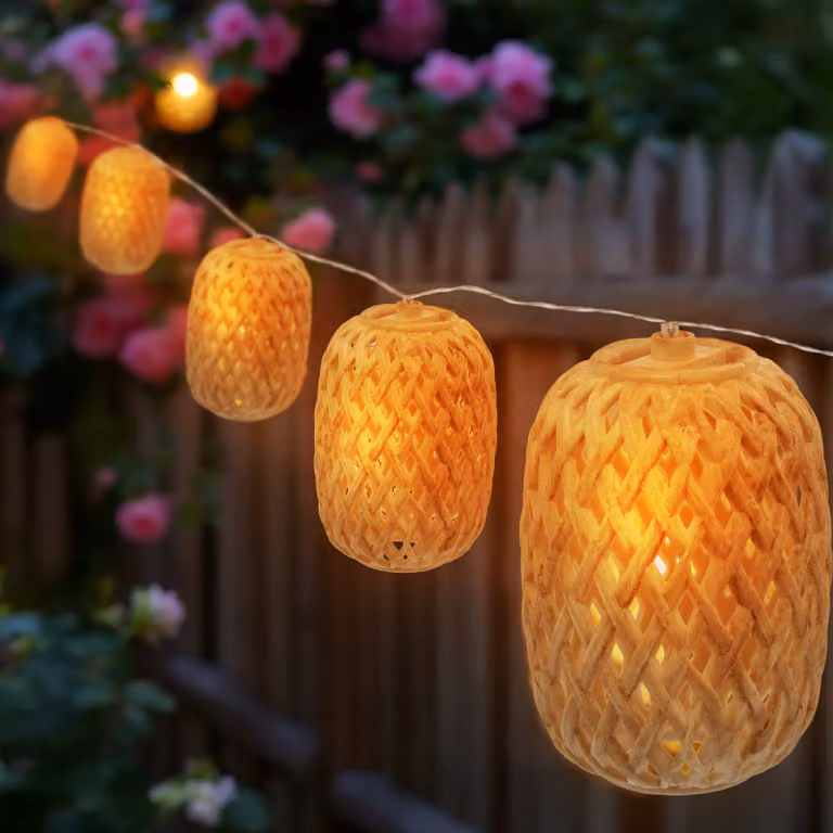 3.07 Catena luminosa solare decorativa con 10 sfere di rattan allungate di 9 cm ciascuna - lunghezza circa 450 cm - decorazione a LED per esterni