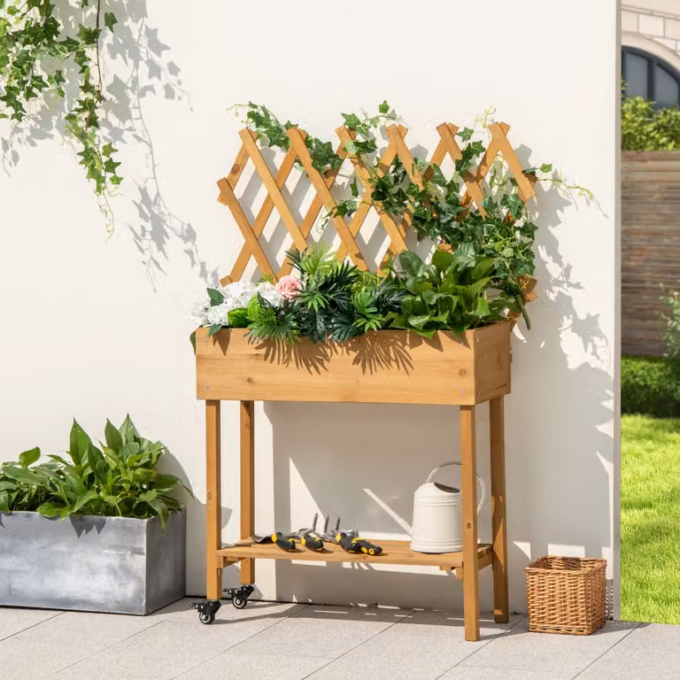 Fioriera da esterno Costway in legno marrone con ruote bloccabili, aiuola rialzata con ripiano e grigliato per orto o giardino ornamentale