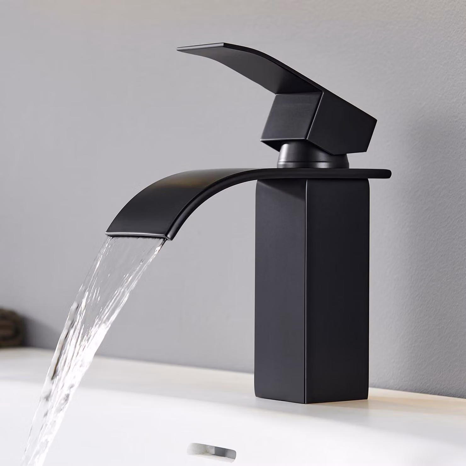 Omgoods - Rubinetto da bagno nero - Design a cascata con acqua calda e fredda