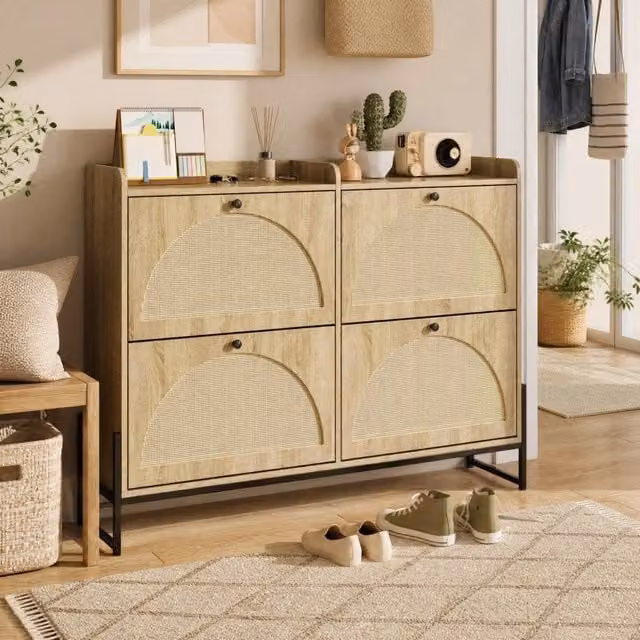 Scarpiera Mivray in stile scandinavo per ingresso con ante in rattan, maniglie nere e piedini metallici dorati, colore beige