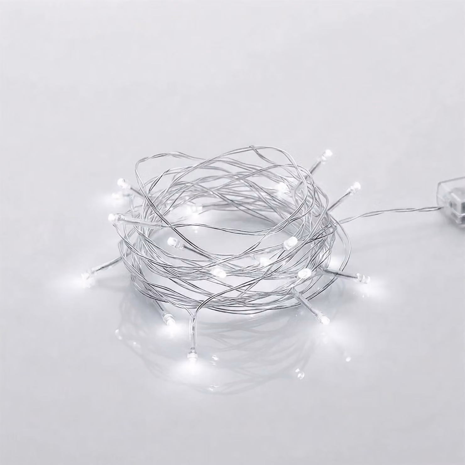 Catena luminosa a LED, luce bianca fredda, 2 metri, 20 LED, con timer, alimentata a batteria