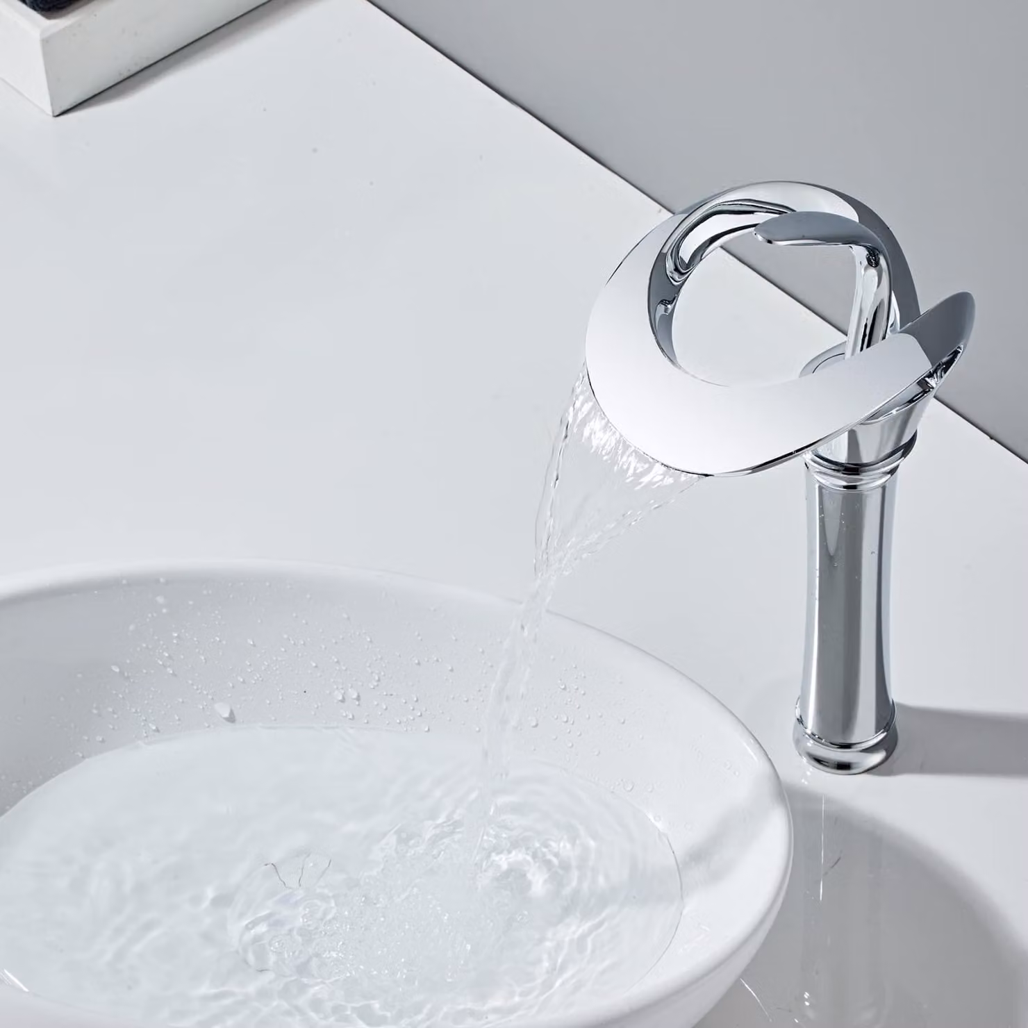 Miscelatori per il bagno a cascata, dal design moderno e monocomando