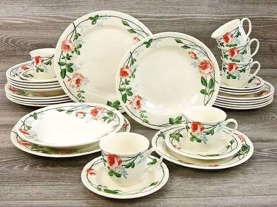 Set di piatti e bicchieri in materiali riciclati.