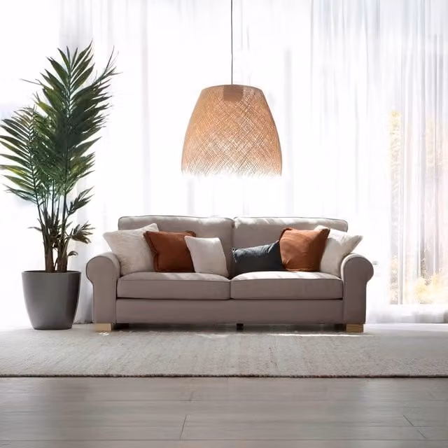 Divano 4 posti Lulú Banak in tessuto beige con struttura in legno massello e cuscini inclusi, L: 230 cm