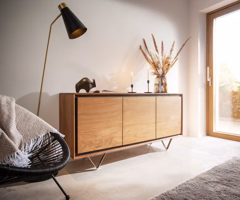 Credenza DELIFE Stonegrace 145 cm in acacia naturale, 3 ante, impiallacciatura pietra, piedini a V